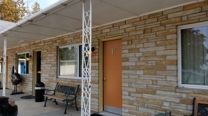 Portage Lake Motel (Wissners Motel, Sprengers Lakeview Motel) - Web Listing (newer photo)